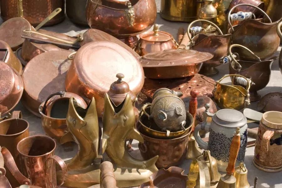 Antikhalle– Vintage-Möbel, Glas, Porzellan